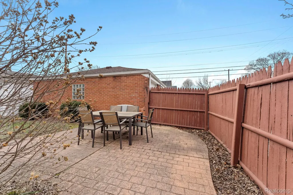 15629 Oceana Avenue Allen Park City MI 48101