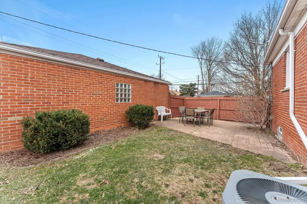 15629 Oceana Avenue Allen Park City MI 48101