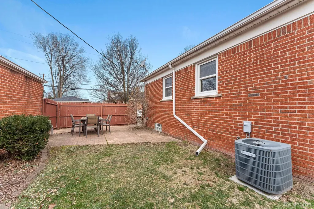 15629 Oceana Avenue Allen Park City MI 48101