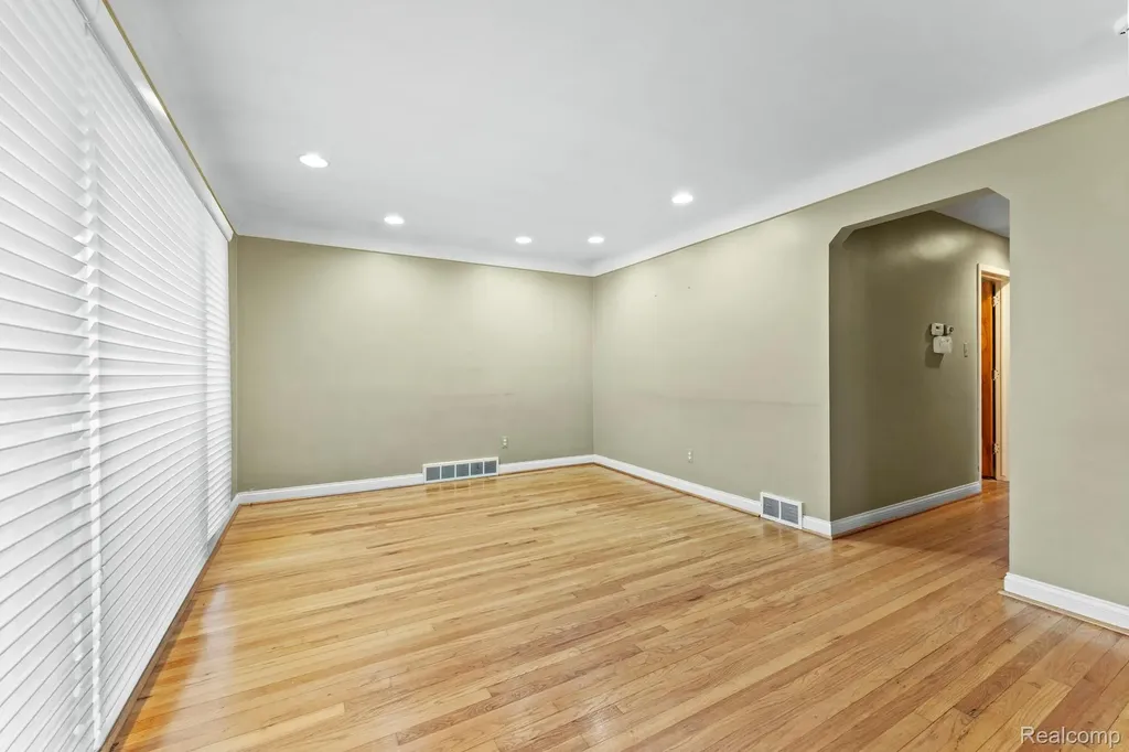 15629 Oceana Avenue Allen Park City MI 48101