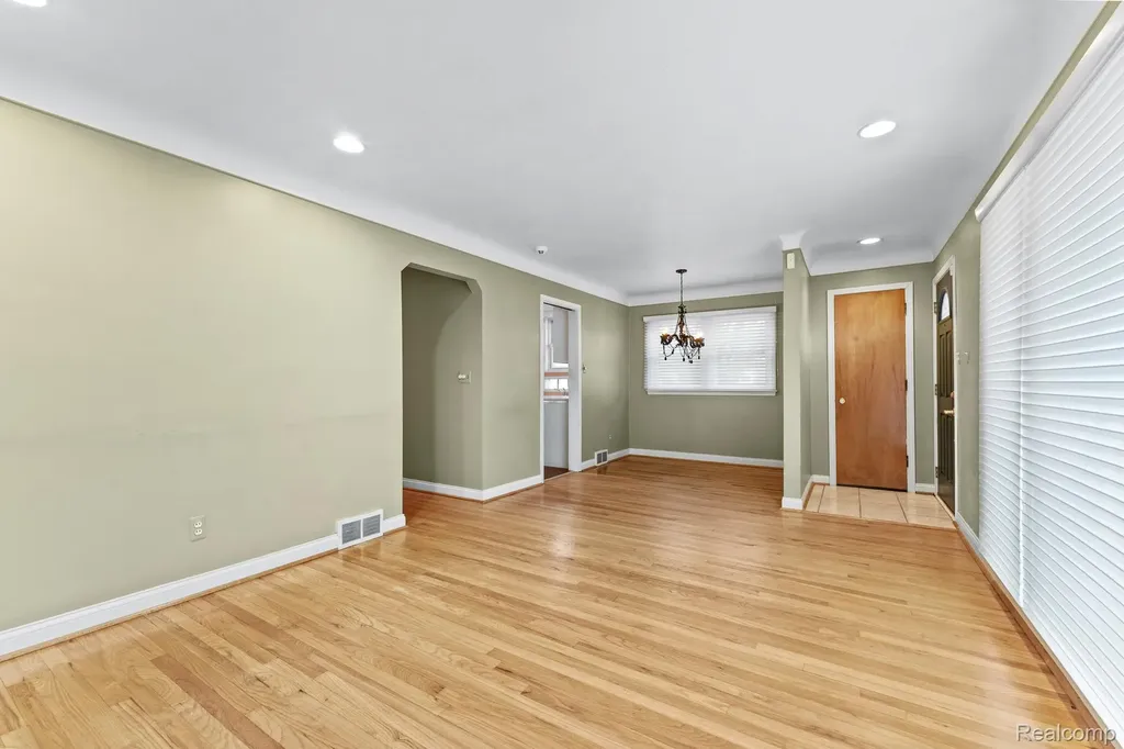 15629 Oceana Avenue Allen Park City MI 48101