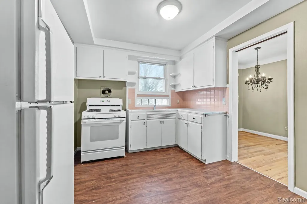 15629 Oceana Avenue Allen Park City MI 48101