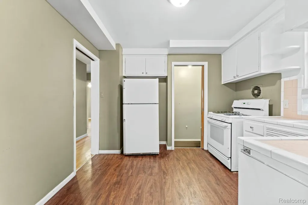 15629 Oceana Avenue Allen Park City MI 48101