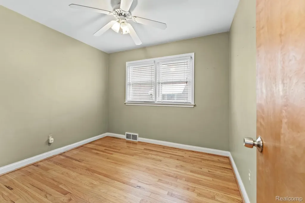 15629 Oceana Avenue Allen Park City MI 48101