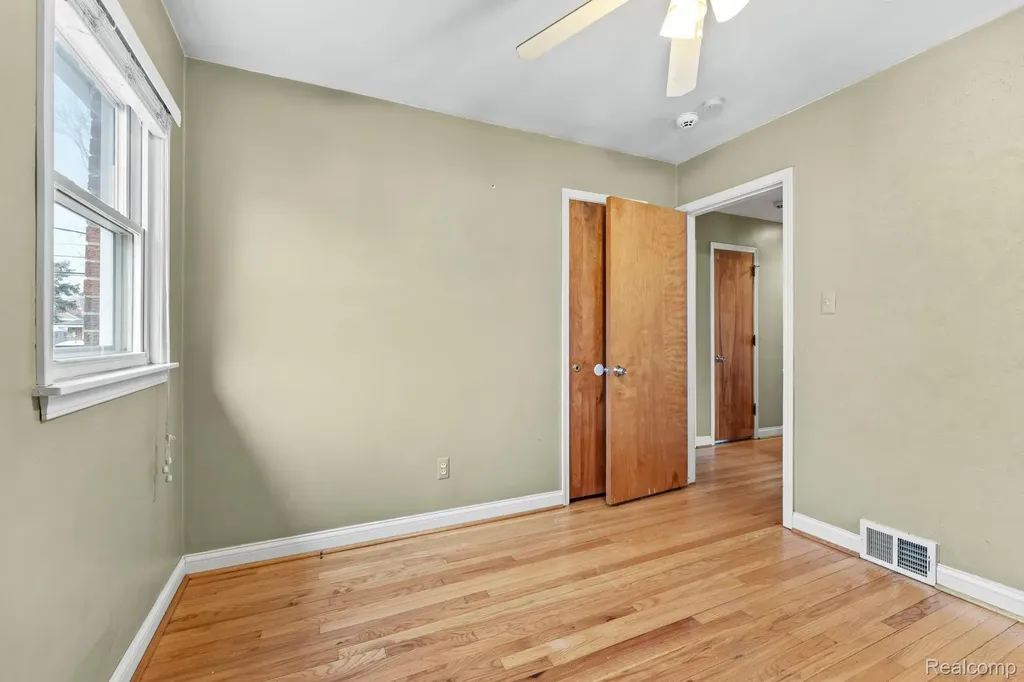 15629 Oceana Avenue Allen Park City MI 48101