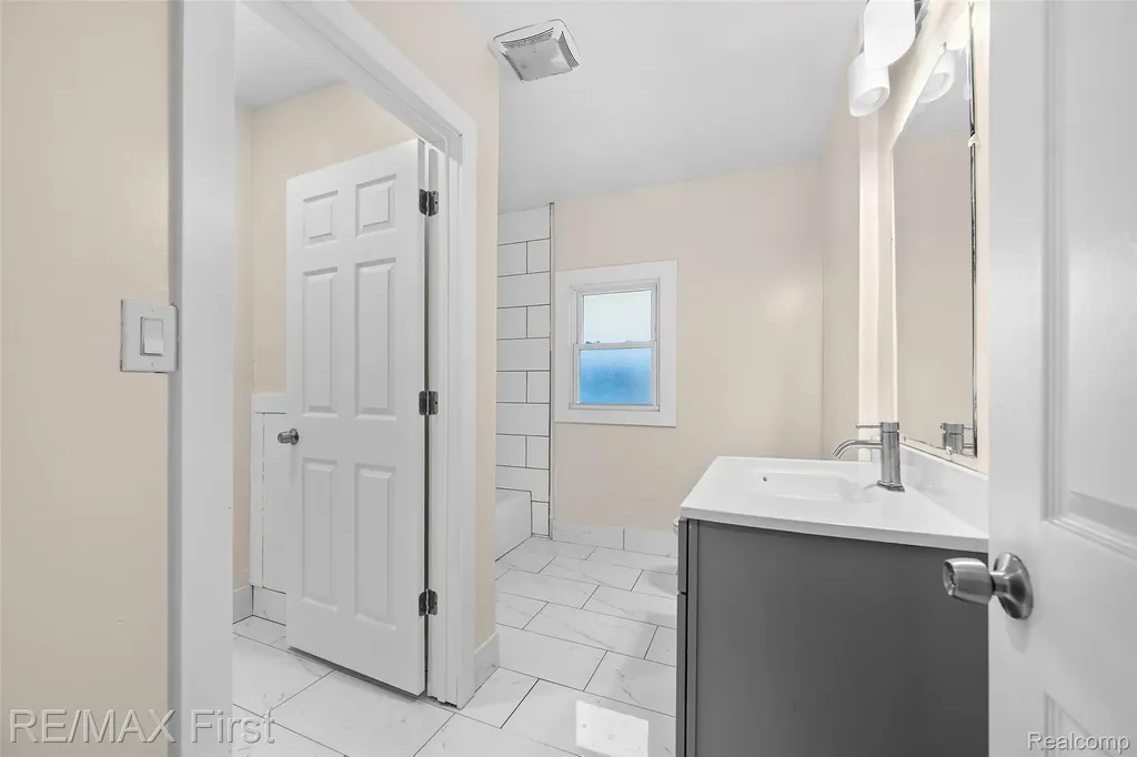 556 Leicester Court Detroit City MI 48202