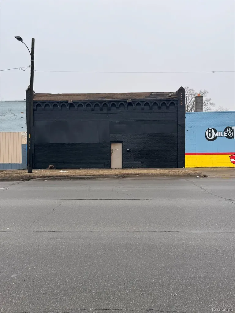 8621 W 8 Mile Road Detroit City MI 48221