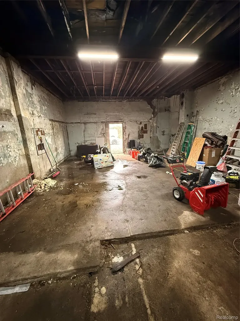 8621 W 8 Mile Road Detroit City MI 48221
