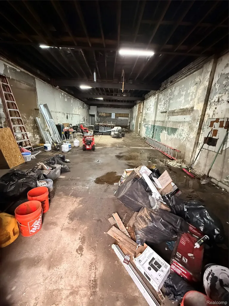8621 W 8 Mile Road Detroit City MI 48221