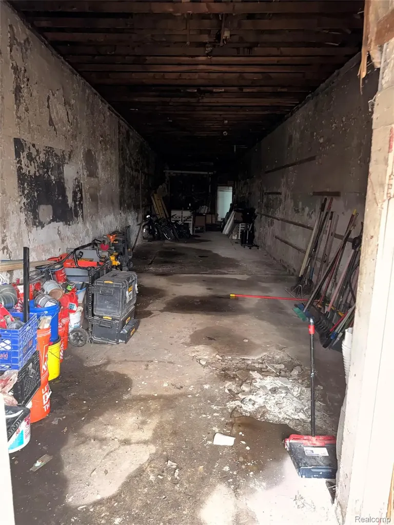 8621 W 8 Mile Road Detroit City MI 48221