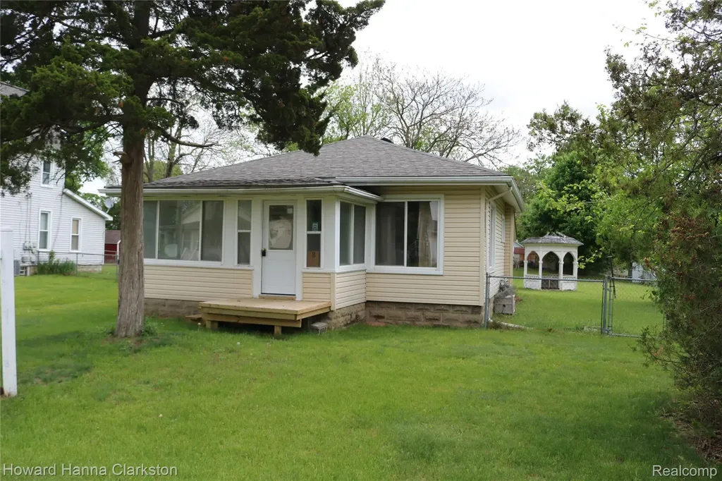 8 Maple Street Oxford Village MI 48371