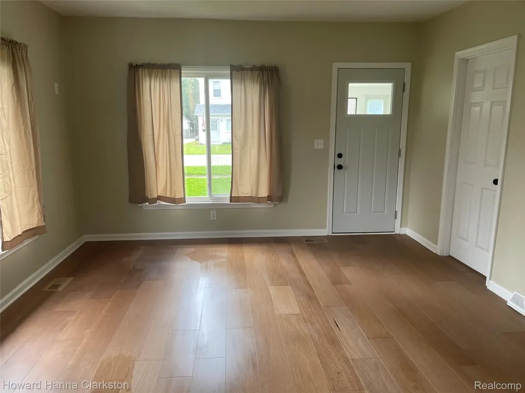8 Maple Street Oxford Village MI 48371