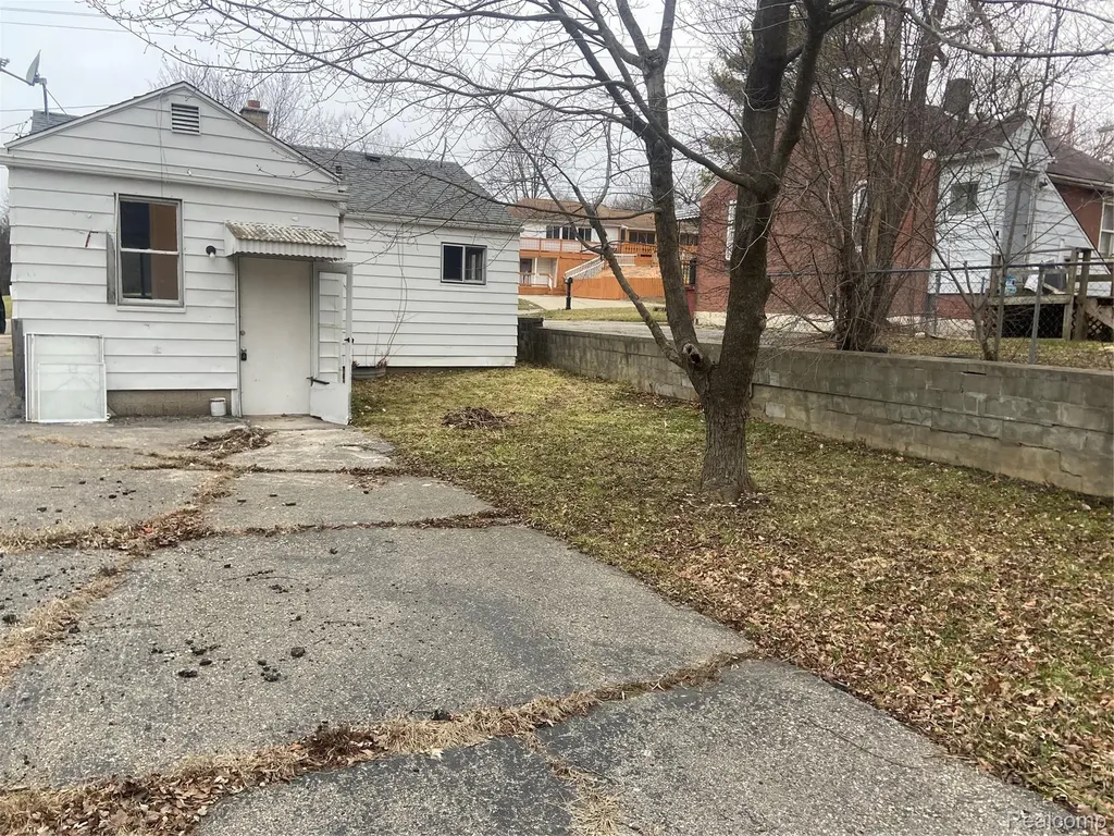 2064 Lavelle Road Flint Charter Township MI 48504