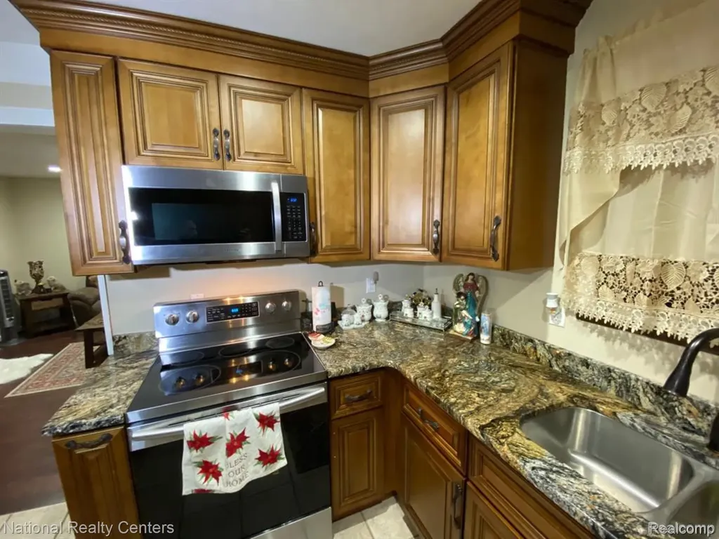 2106 Oakcrest Road Sterling Heights City MI 48310