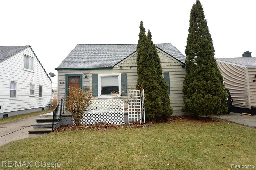 872 E Rowland Avenue Madison Heights City MI 48071