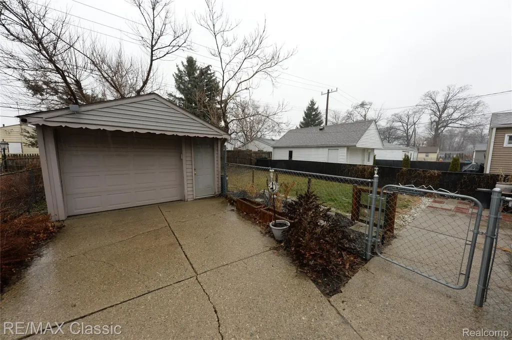 872 E Rowland Avenue Madison Heights City MI 48071