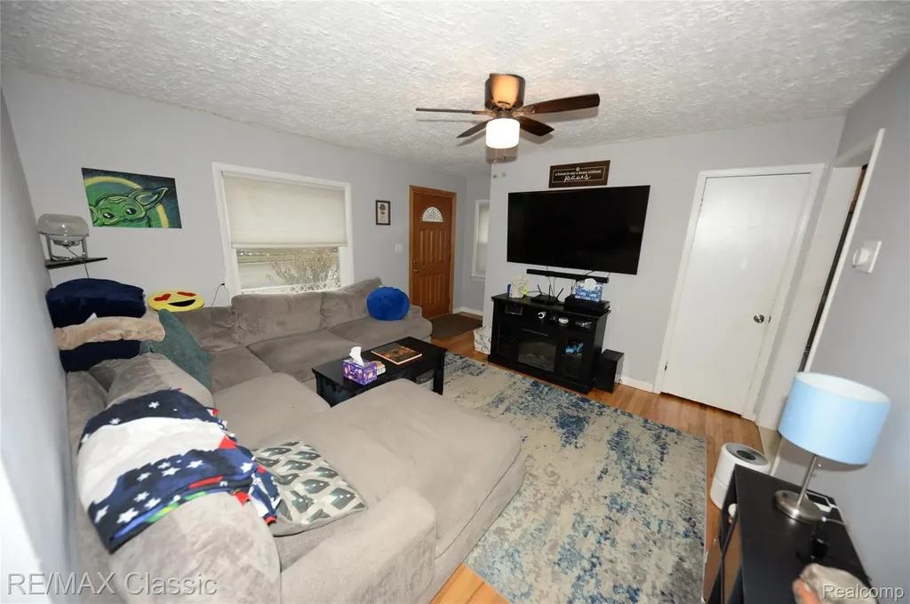 872 E Rowland Avenue Madison Heights City MI 48071