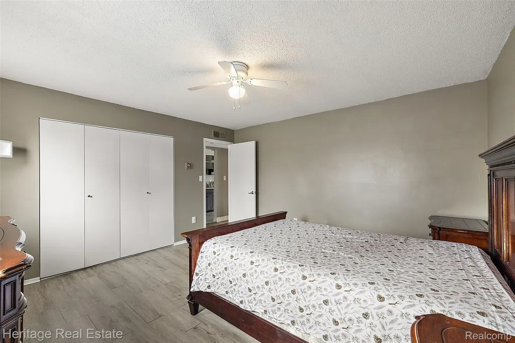 5299 Highland Road Waterford Charter Township MI 48327
