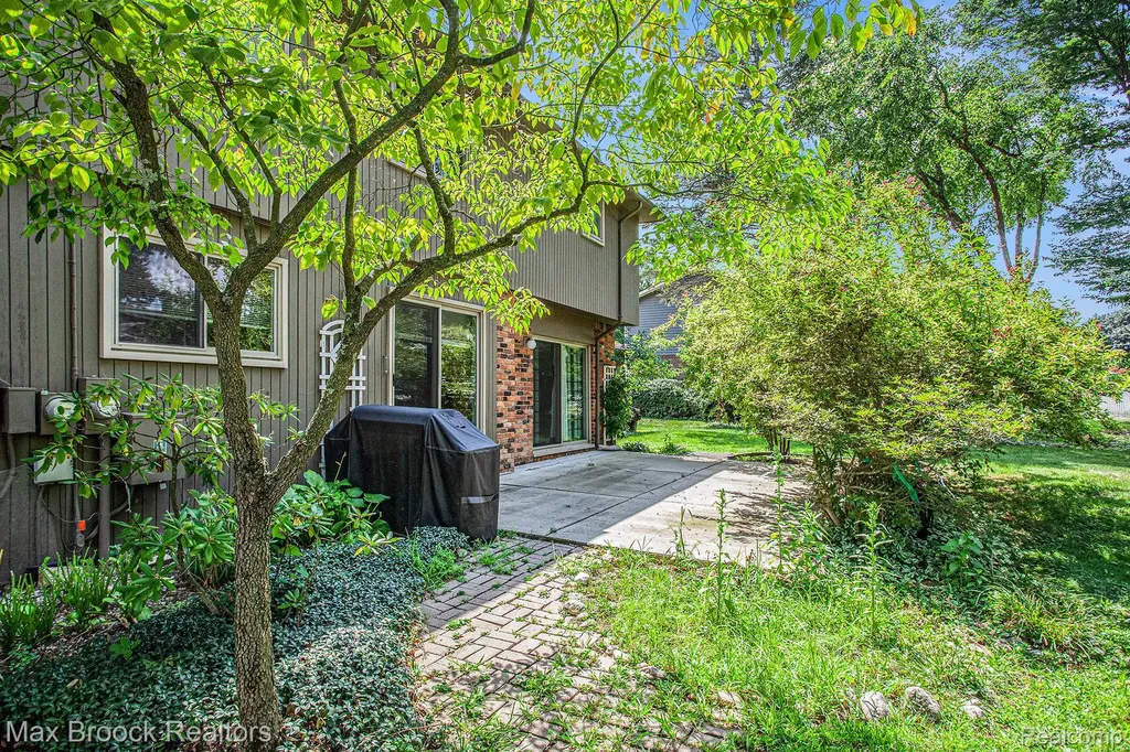 5622 Powder Horn Drive West Bloomfield Charter Township MI 48322