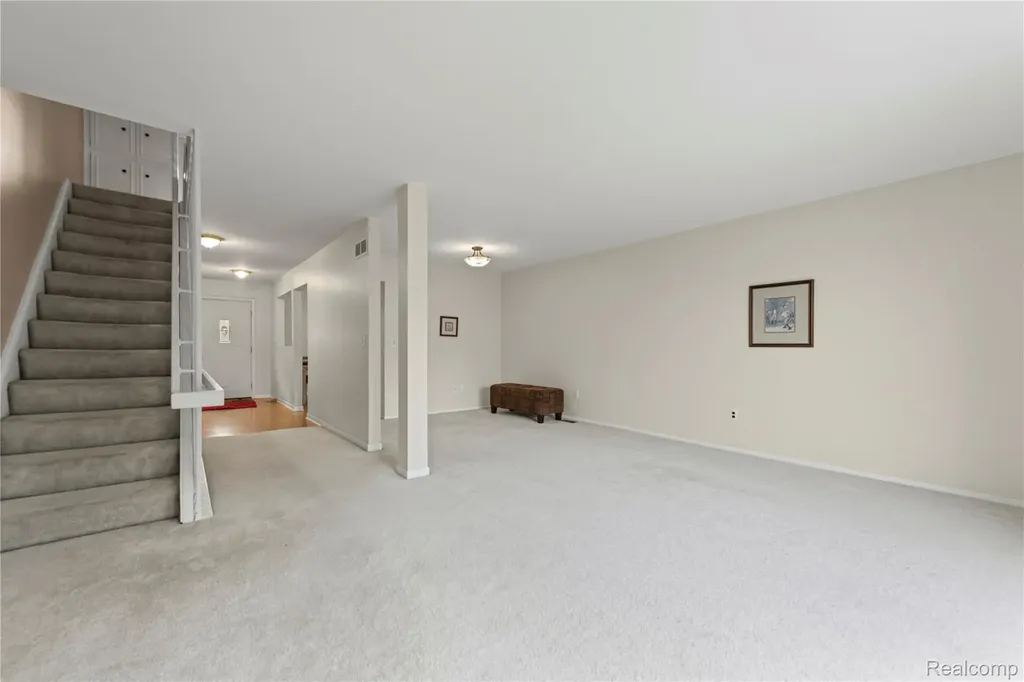 121 Stratford Lane Rochester Hills City MI 48309