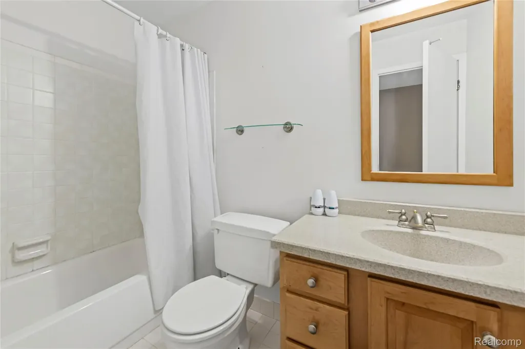 121 Stratford Lane Rochester Hills City MI 48309
