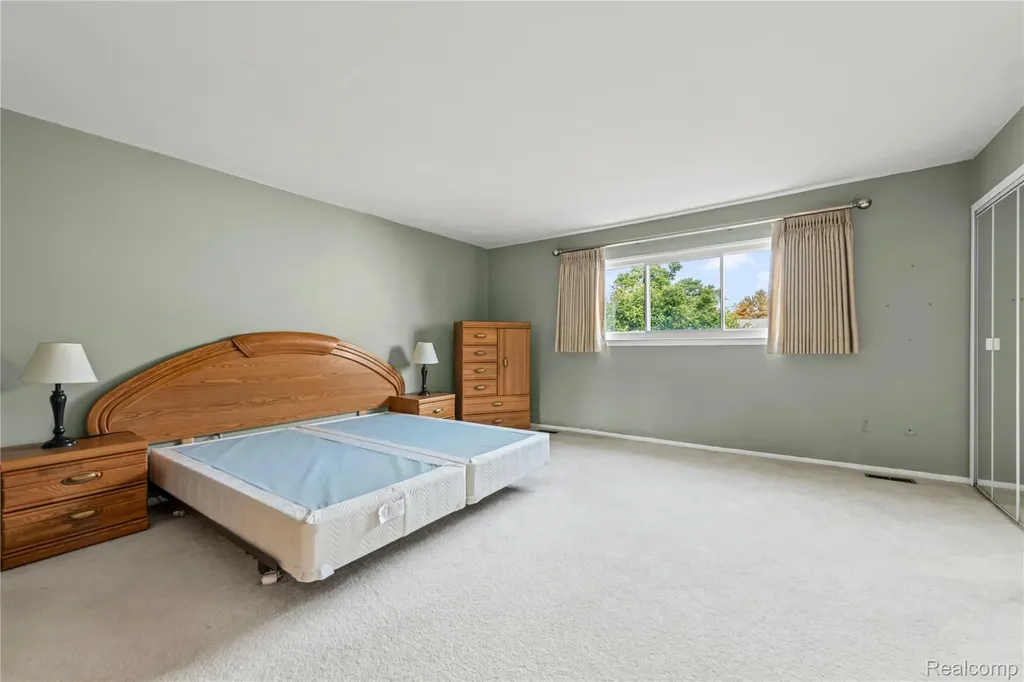 121 Stratford Lane Rochester Hills City MI 48309