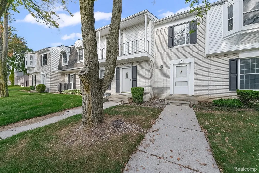 121 Stratford Lane Rochester Hills City MI 48309