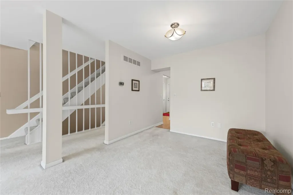 121 Stratford Lane Rochester Hills City MI 48309
