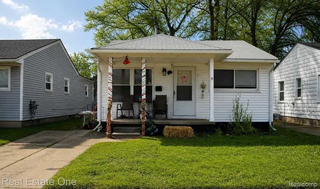 11319 Sherman Avenue Warren City MI 48089