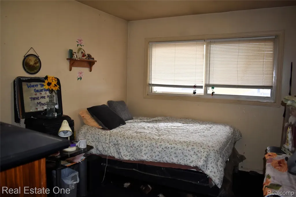11319 Sherman Avenue Warren City MI 48089