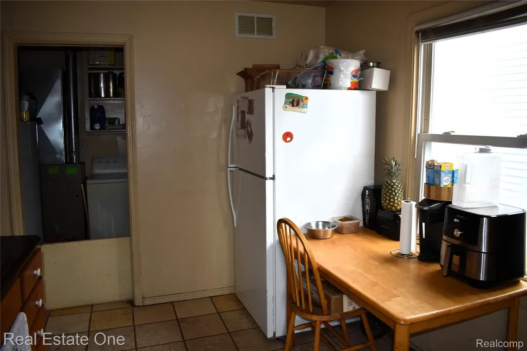 11319 Sherman Avenue Warren City MI 48089