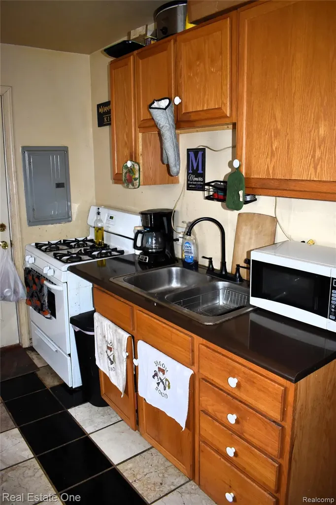 11319 Sherman Avenue Warren City MI 48089
