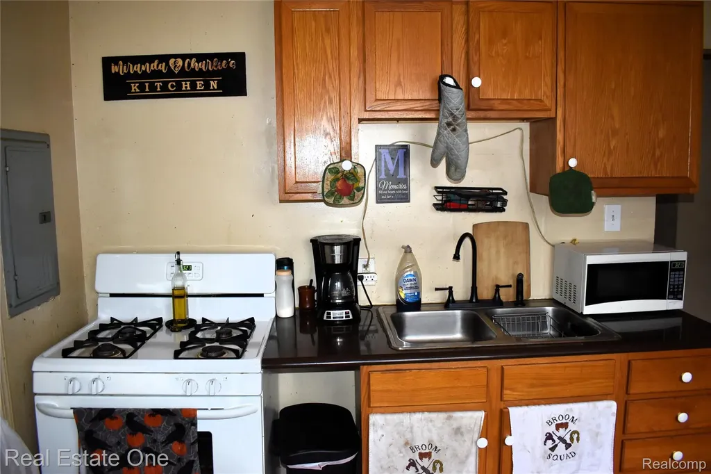 11319 Sherman Avenue Warren City MI 48089