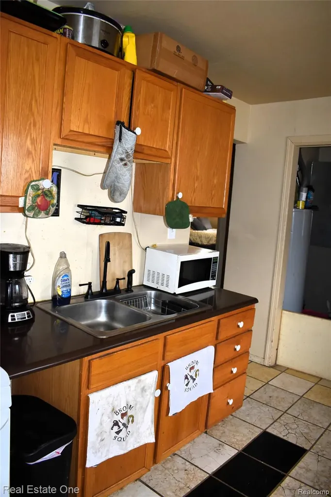 11319 Sherman Avenue Warren City MI 48089