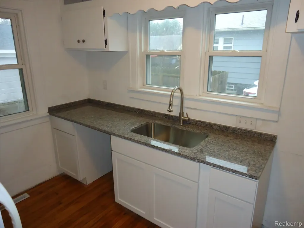 2274 N Carolina Street Saginaw City MI 48602