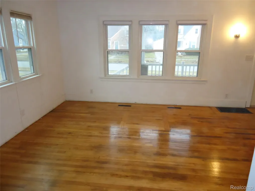2274 N Carolina Street Saginaw City MI 48602