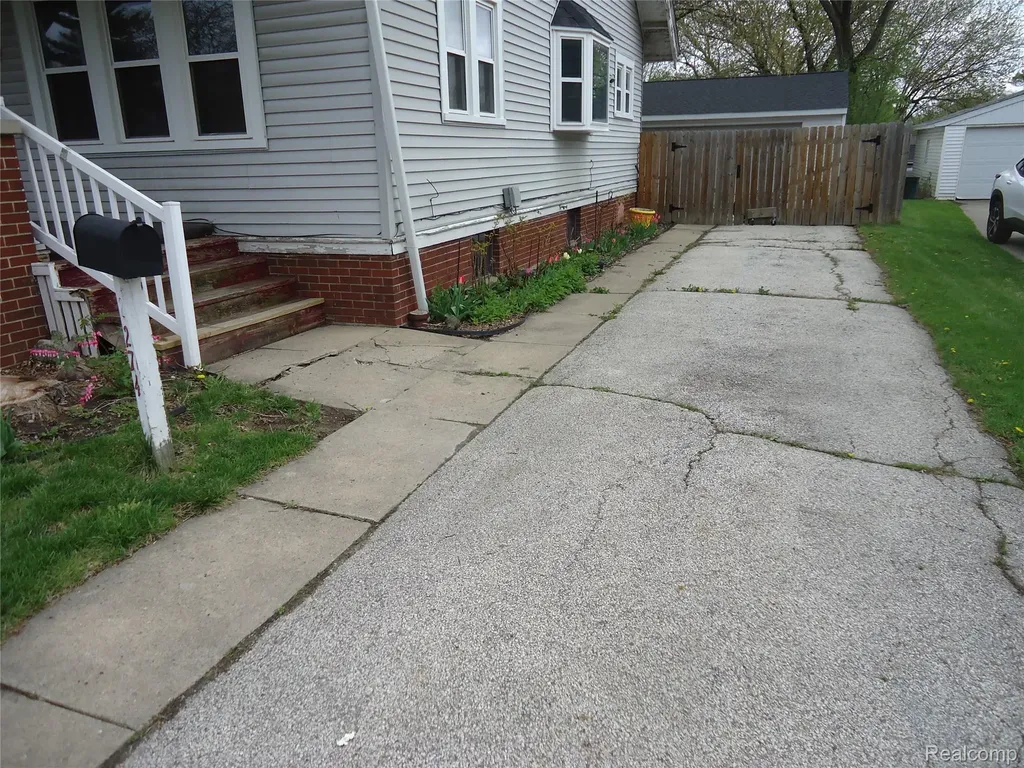 2274 N Carolina Street Saginaw City MI 48602