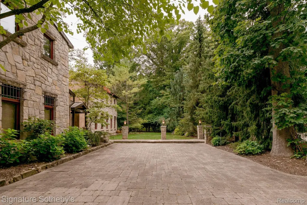 7357 Lindenmere Drive Bloomfield Charter Township MI 48301