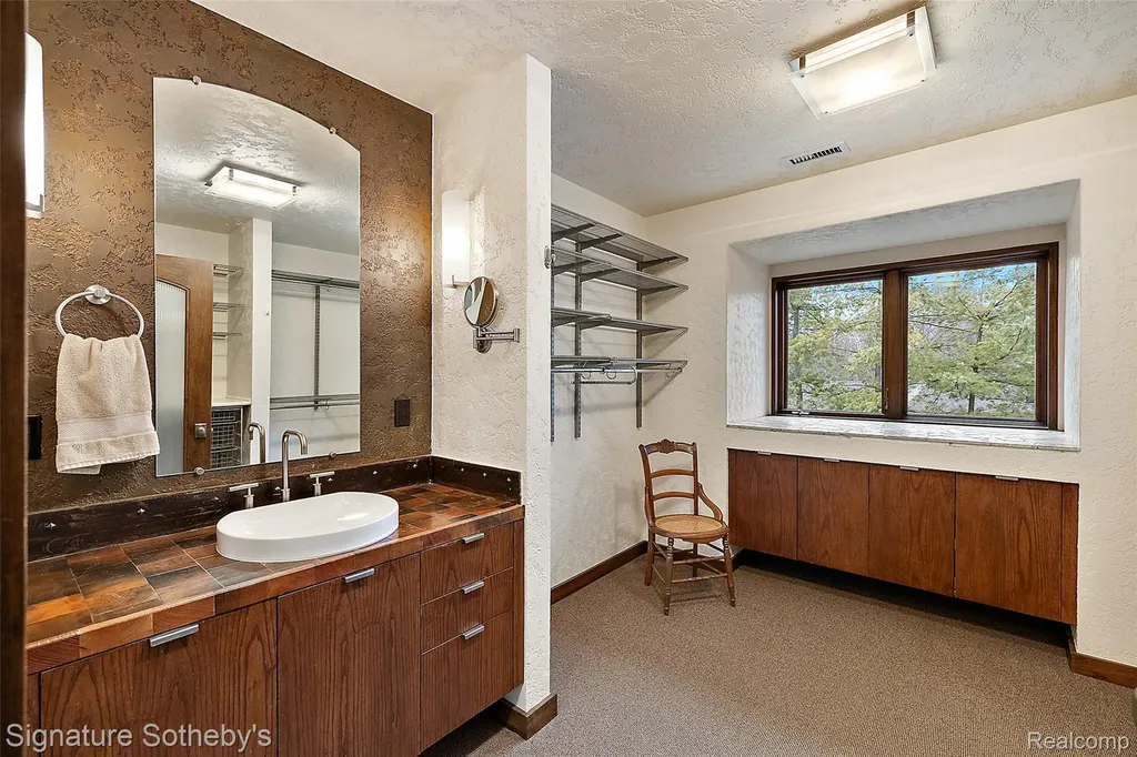 7357 Lindenmere Drive Bloomfield Charter Township MI 48301