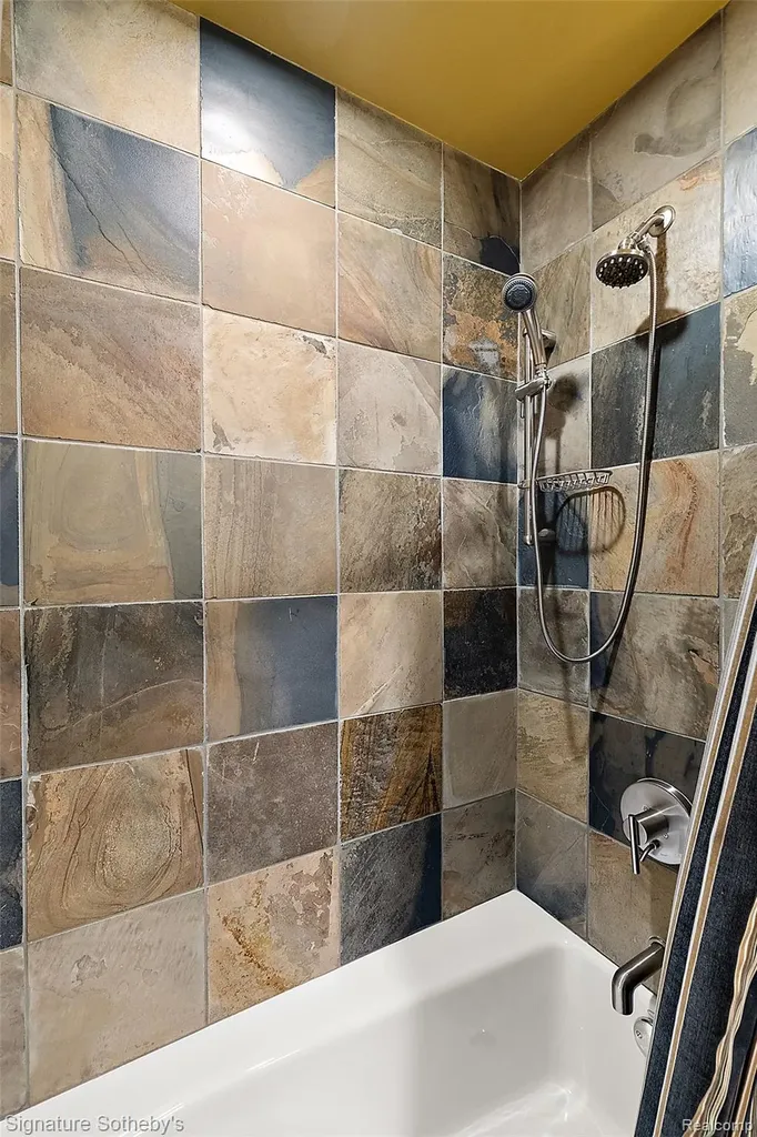 7357 Lindenmere Drive Bloomfield Charter Township MI 48301