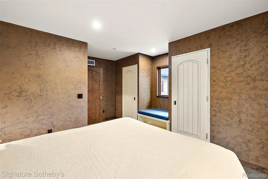 7357 Lindenmere Drive Bloomfield Charter Township MI 48301