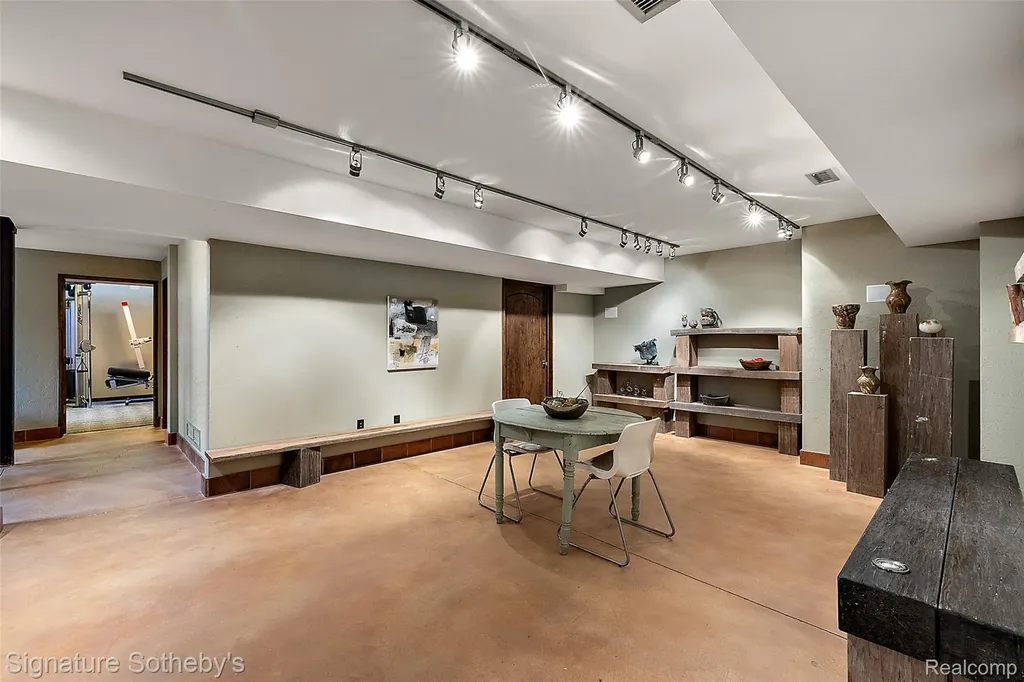 7357 Lindenmere Drive Bloomfield Charter Township MI 48301