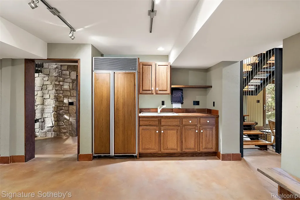 7357 Lindenmere Drive Bloomfield Charter Township MI 48301