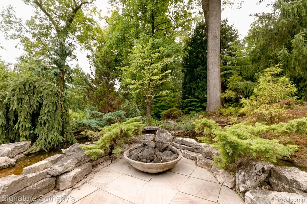 7357 Lindenmere Drive Bloomfield Charter Township MI 48301