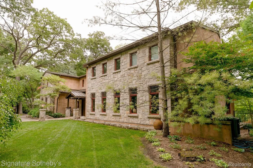 7357 Lindenmere Drive Bloomfield Charter Township MI 48301