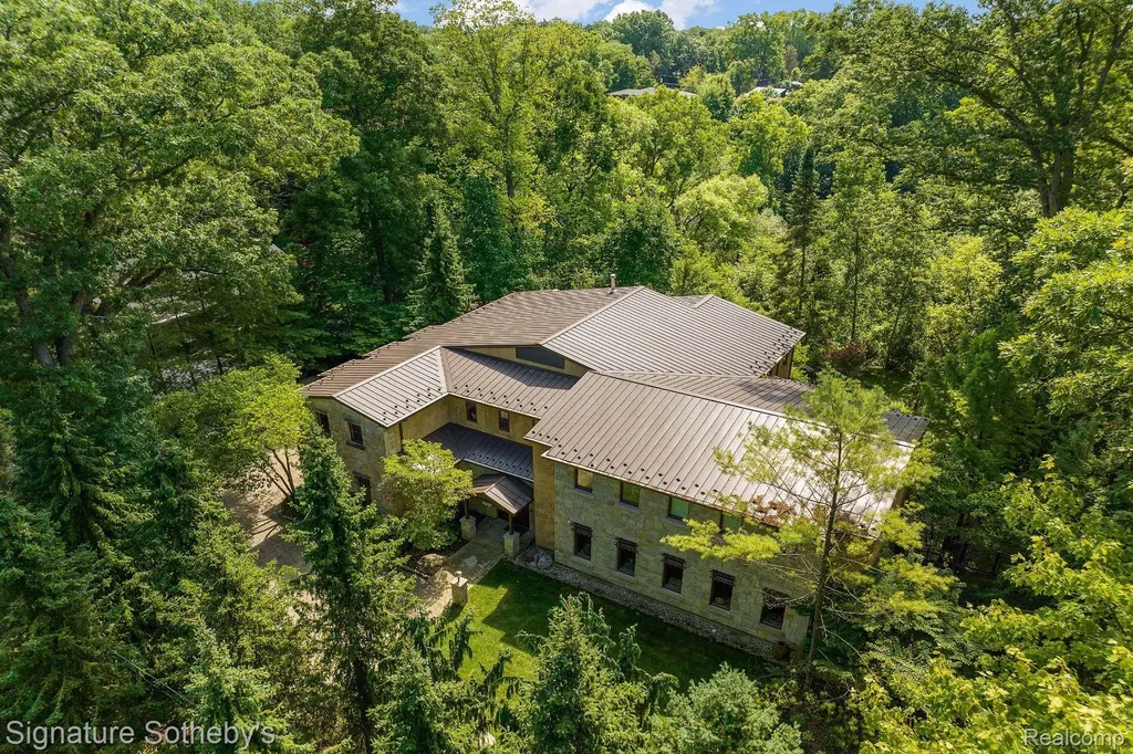 7357 Lindenmere Drive Bloomfield Charter Township MI 48301