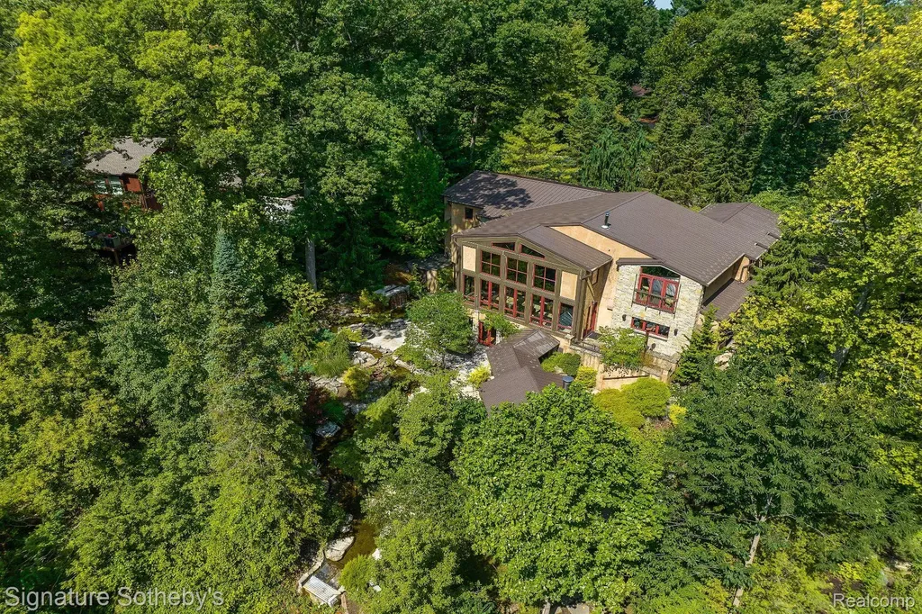 7357 Lindenmere Drive Bloomfield Charter Township MI 48301