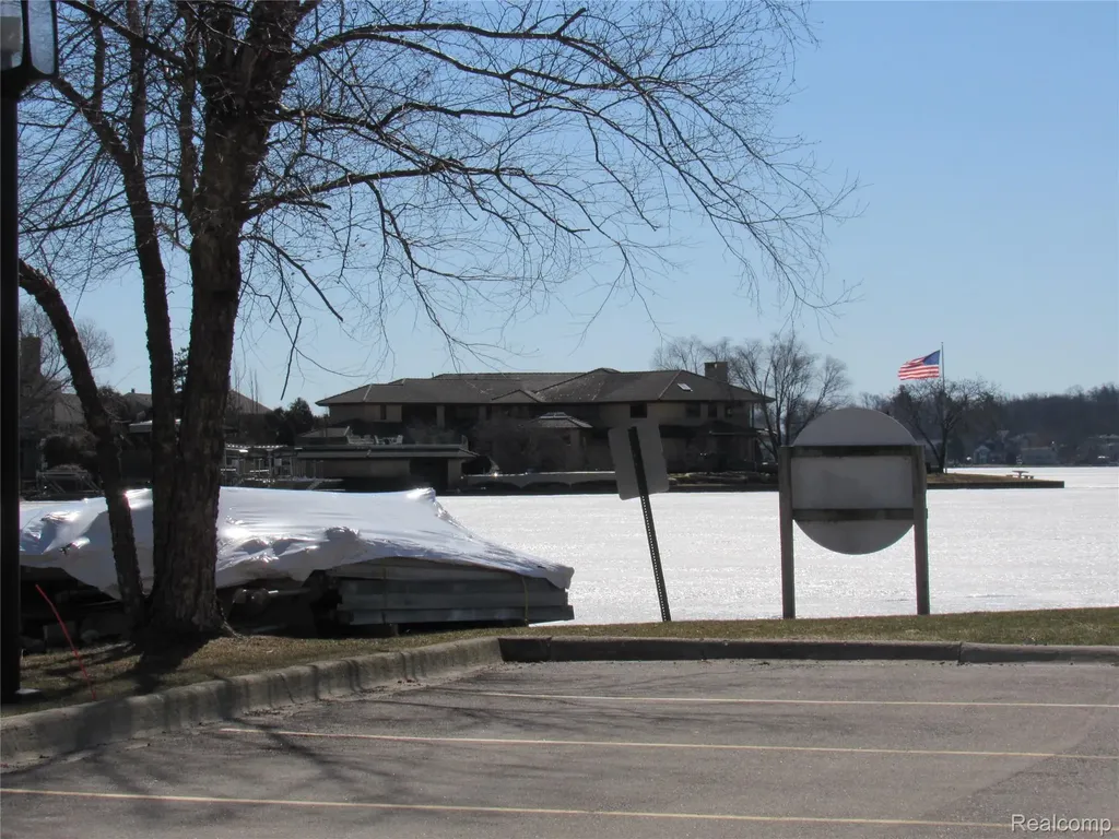3565 S Port Cove Drive Waterford Charter Township MI 48328