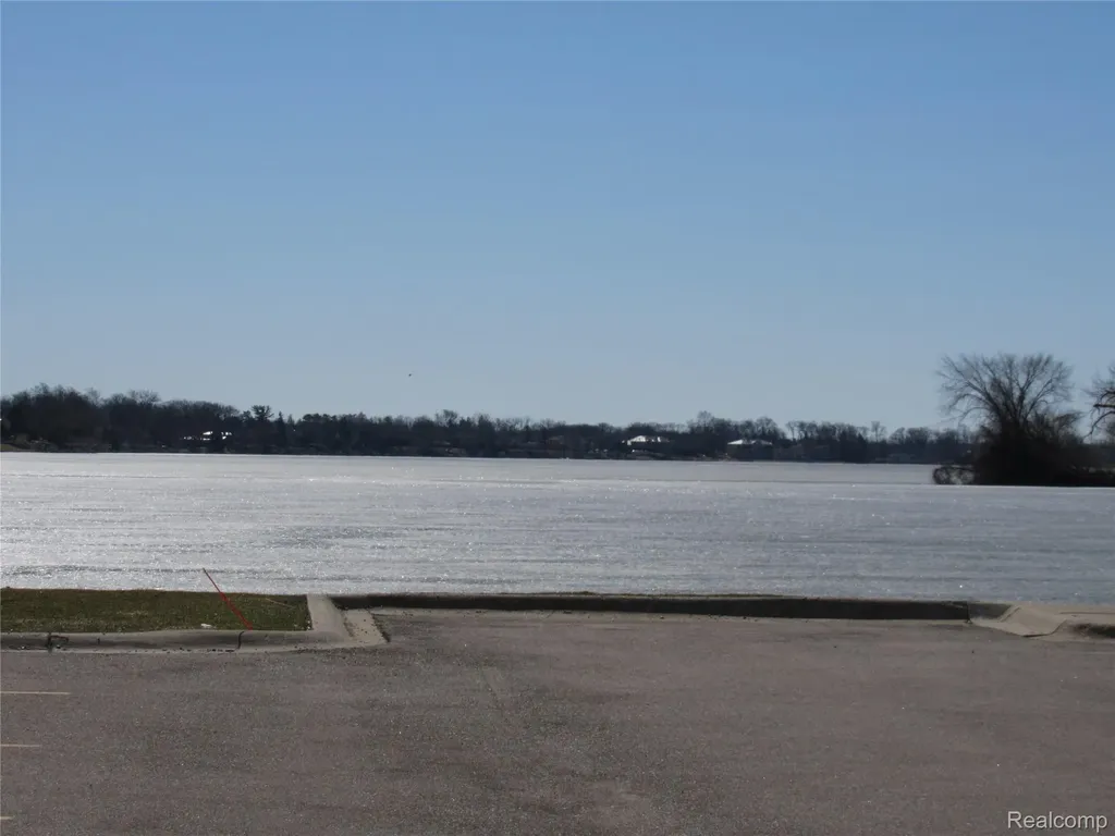 3565 S Port Cove Drive Waterford Charter Township MI 48328