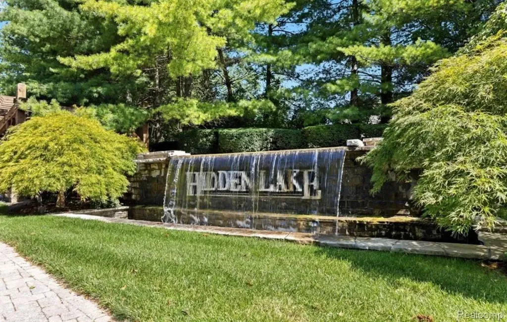 10539 Stoney Point Drive Green Oak Township MI 48178